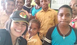“Sa Papua, Sa Indonesia” Yel-Yel Kebanggaan Satgas Binmas Noken Buat Anak-Anak di Pedalaman Papua