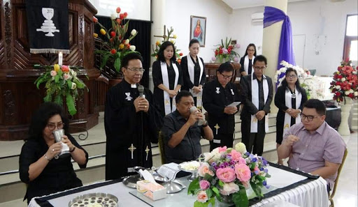 Gubernur Sulut &  Keluarga Ikuti Ibadah Jumat Agung Bersama Jemaat GMIM Eben Haezer Bumi Beringin