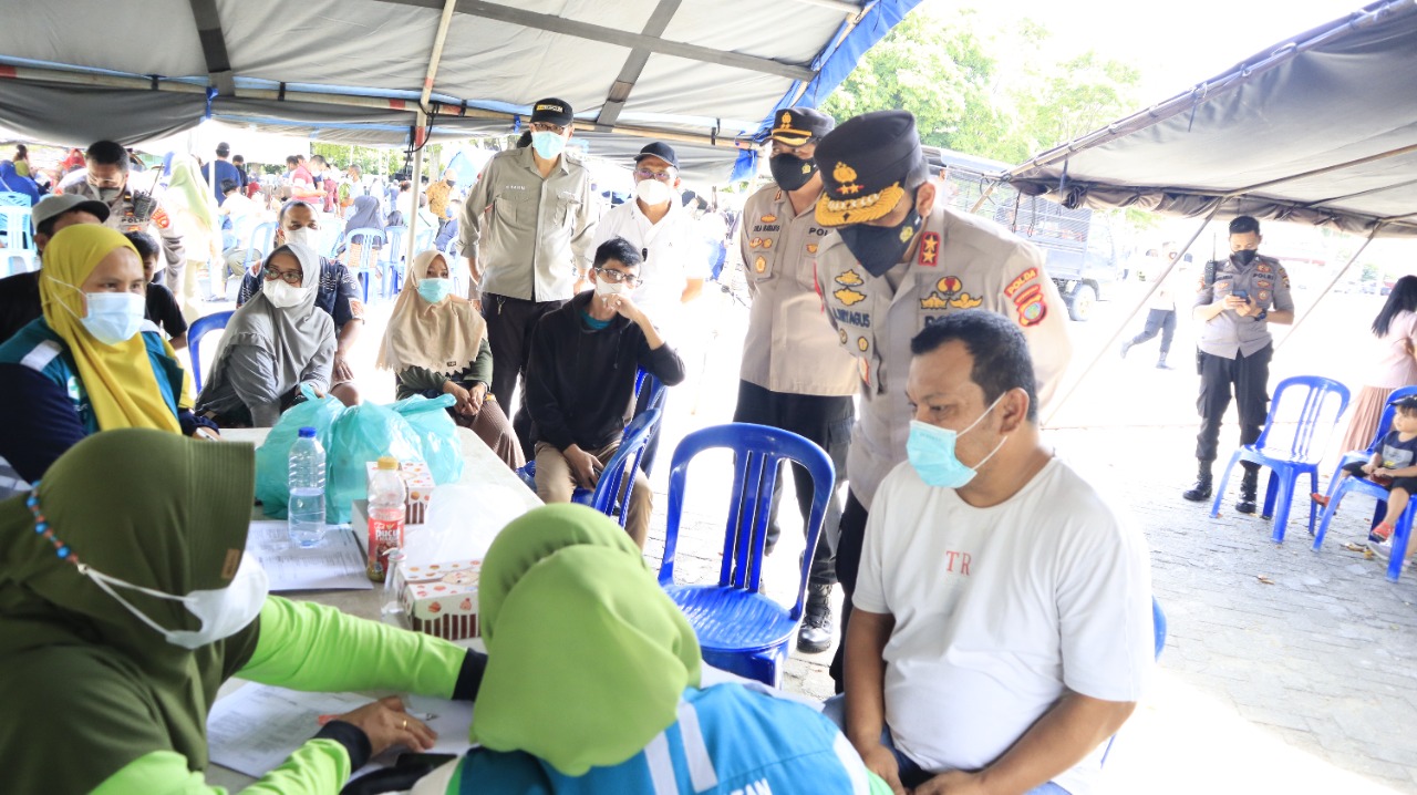 Kapolda Gorontalo Irjen Akhmad Wiyagus Cek Pelaksanaan Vaksinasi Serentak di Lapangan Taruna
