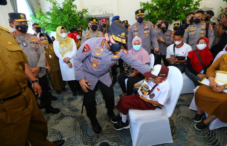 Tinjau Vaksinasi Serentak se-Indonesia, Kapolri Listyo Instruksikan Akselerasi ke Lansia dan Anak-Anak