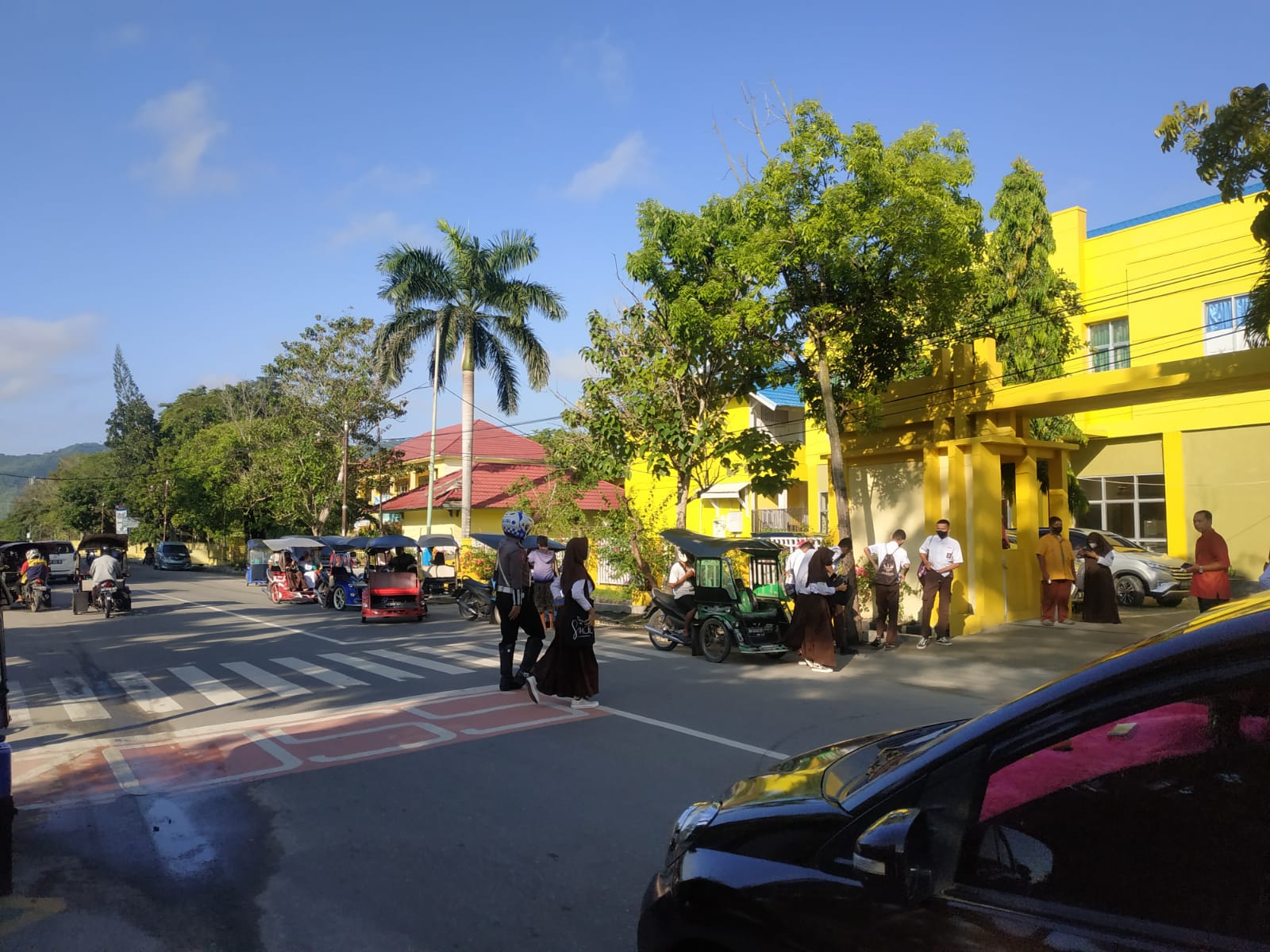 Personil Sat Lantas Gorontalo Kota Bantu Siswa Saat Menyeberang Jalan