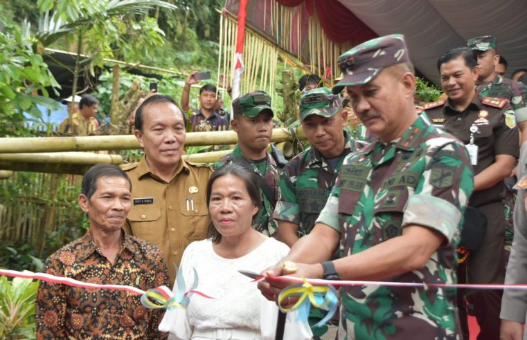 Pangdam XIII/Merdeka Ikuti Vicon Bersama Kasad Peresmian & Penyerahan Kunci Bedah Rumah Warga Desa Eris Kodim 1302/Minahasa