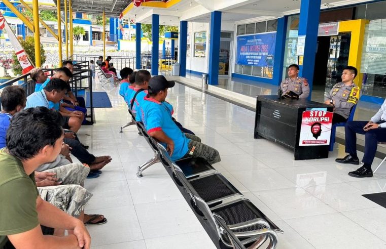 Melalui Jum’at Curhat, Kapolsek KPG Polres Gorontalo Kota Ajak Buruh Pelabuhan uyntuk Tetap Jaga Kamtibmas Jelang Tahun Baru 2023