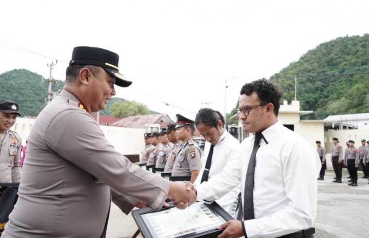 8 Orang Personil Polres Gorontalo Kota Terima Penghargaan Dari Kapolres