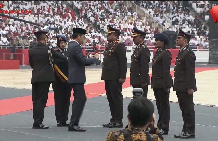 Presiden RI Jokowi Sematkan Tanda Kehormatan Pada 4 Personel Polri