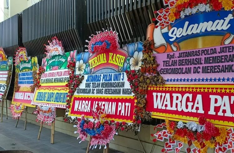 Amankan 8 Oknum Debt Collector, Polda Jawa Tengah Dipenuhi Karangan Bunga