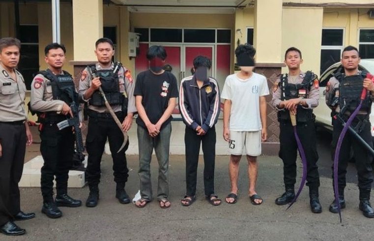 Tabrak Tim Patroli, 9 Orang Remaja Membawa Sajam Diamankan di Jaksel