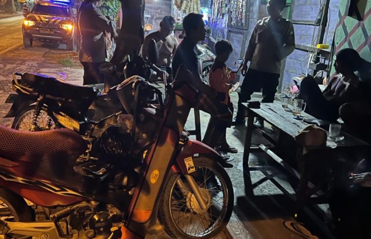 Anggota Polsek Kandangan Kediri Patroli Damai Ajak Masyarakat Pemilu Damai
