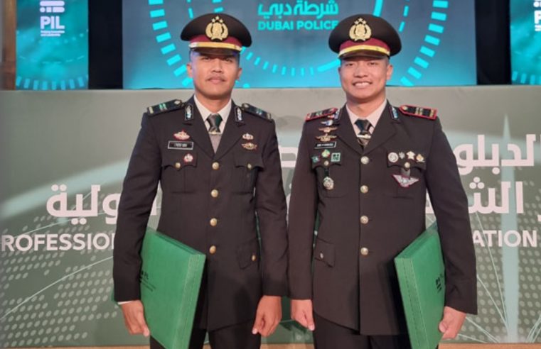 Kapolri Beri Dua Anggotanya Pin Emas Atas Prestasi Saat Mengikuti Pendidikan di UEA