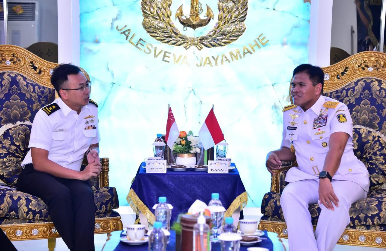 Tingkatkan Kerjasama Antar Angkatan Laut, Kasal Terima Courtesy Call Kasal Singapura Di Gedung Mabesal