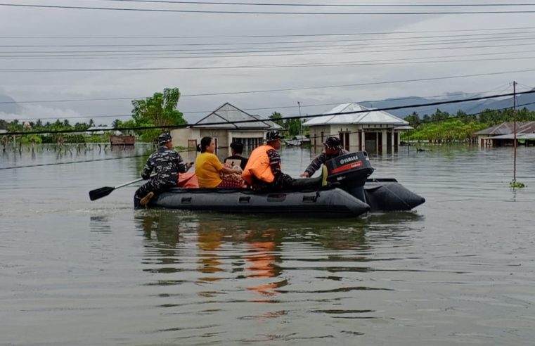AKSI CEPAT TANGGAP TNI AL DALAM EVAKUASI KORBAN BANJIR DI KABUPATEN GORONTALO