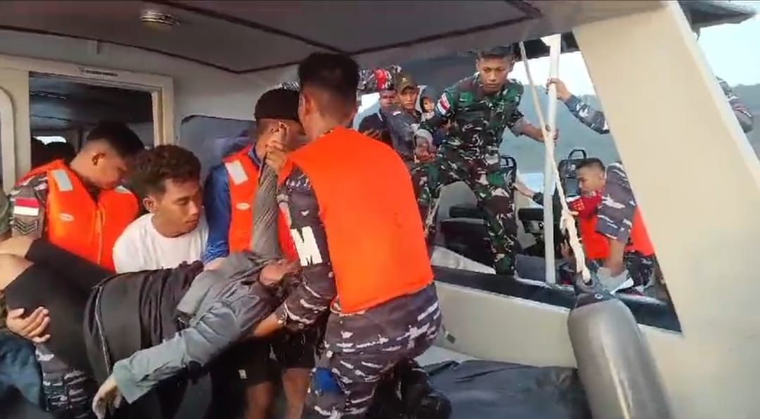 PRAJURIT TNI AL BERHASIL EVAKUASI KORBAN LAKA LAUT DI PERAIRAN TAREMPA ANAMBAS