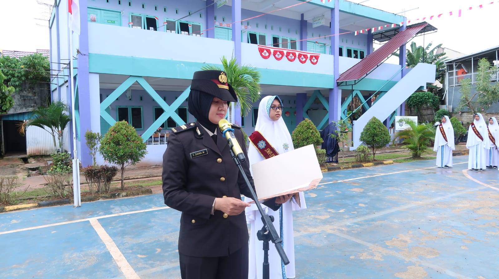 Peringatan Hari Kemerdekaan, Plt Kasat Binmas Polresta Balikpapan Jadi Irup di SMP-SMA Integral Luqman Al Hakim Balikpapan 