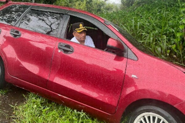 AKBP Arianto Salkery Kapolres Minsel Evakuasi Kendaraan Yang Nyaris Masuk Jurang di Desa Munte