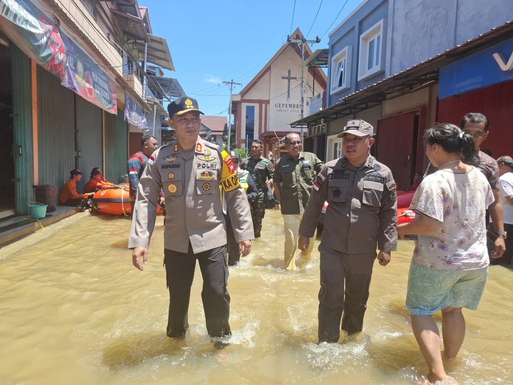 Pj. Gubernur Kalbar Bersama Forkopimda Kabupaten Sanggau Tinjau Lokasi Banjir di Kecamatan Tayan Hulu