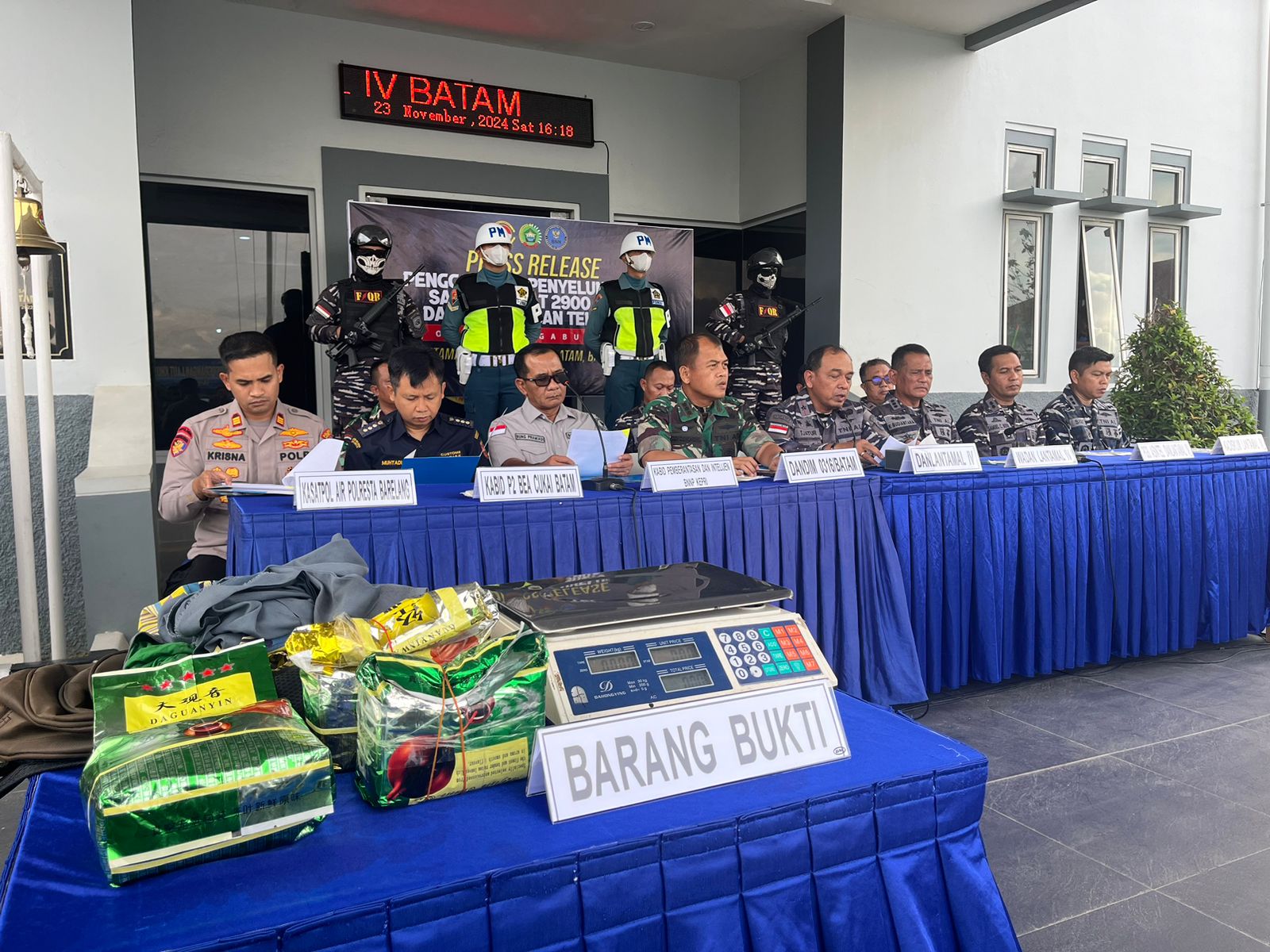 TNI AL GAGALKAN PENYELUNDUPAN SABU-SABU SEBERAT 2.6 KG DARI  MALAYSIA M DIKEMAS DALAM BUNGKUS TEH CHINA DI PERAIRAN SELAT BELAKANG PADANG
