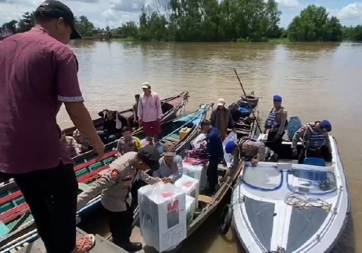 Kawal Pendistribusian Logistik Pilkada Lewat Jalur Sungai, Polrestabes Banjarmasin Kerahkan Sejumlah Kapal Patroli Polisi