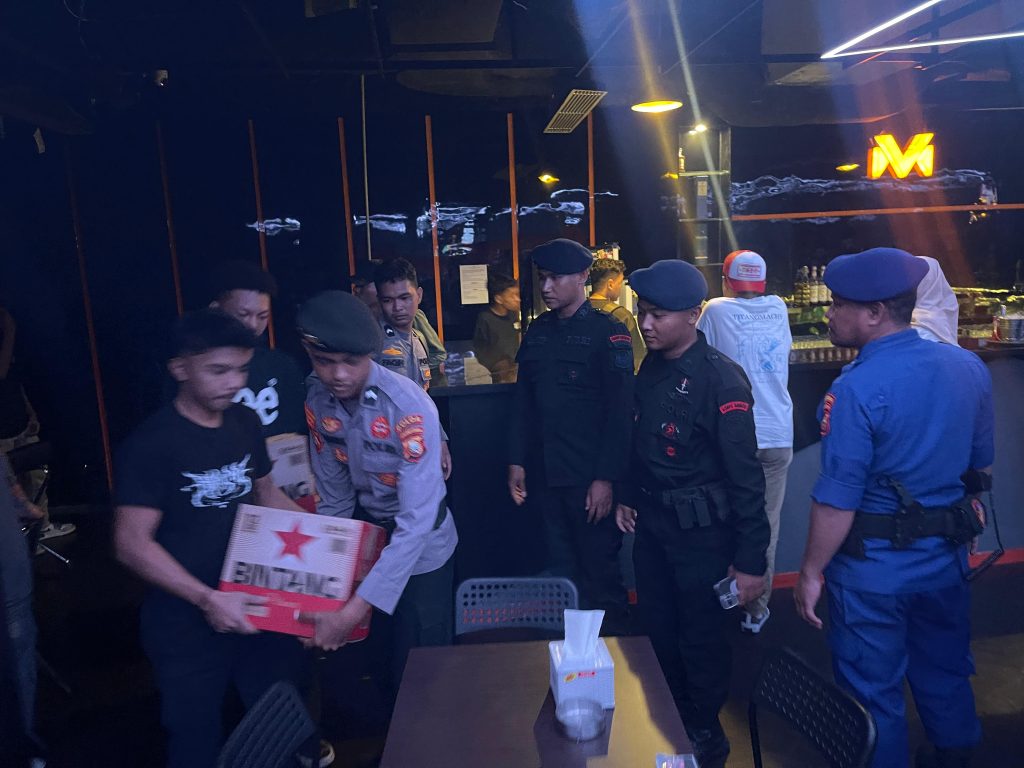 Tim Ops Pekat II Kieraha Polda Malut  Amankan Ratusan Botol Miras & 4 Pasangan Bukan Suami Di Penginapan Istri