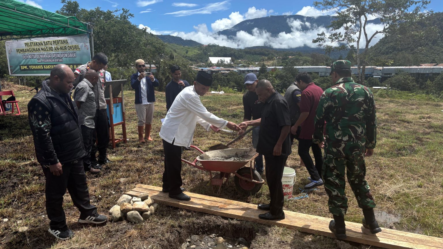 Satgas Operasi Damai Cartenz-2025 Hadiri Peletakan Batu Pertama Pembangunan Masjid di Oksibil Pegunungan Bintang