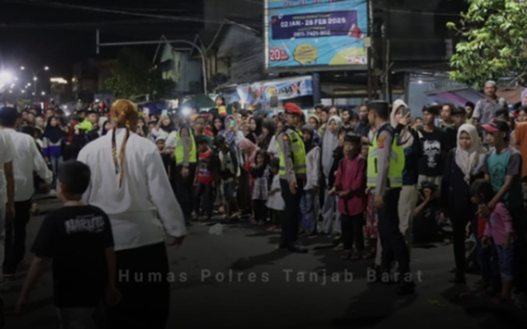 Personil Polres Tanjab Barat gelar pengamanan Festival Arakan Sahur di Kuala Tungkal
