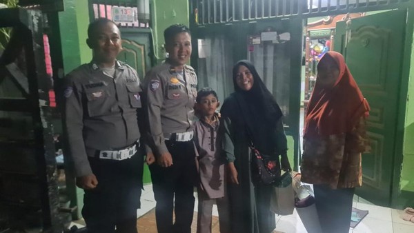 Aksi Mulia Dua Anggota Polisi Bantu Ibu-Anak yang Kehabisan Tiket Bus Mudik