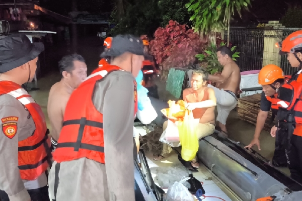 Ditsamapta Polda Sulut Evakuasi Korban Banjir & Dirikan Tenda di Wilayah Tuminting – Bunaken