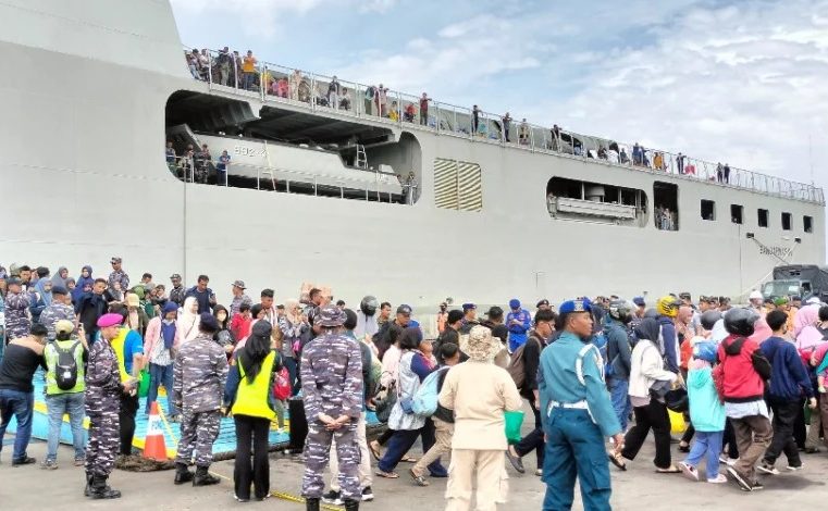 Ditpolairud Polda Jateng Bersama TNI AL Lakukan Pengamanan Kedatangan Kapal Membawa Pemudik Dari Jakarta