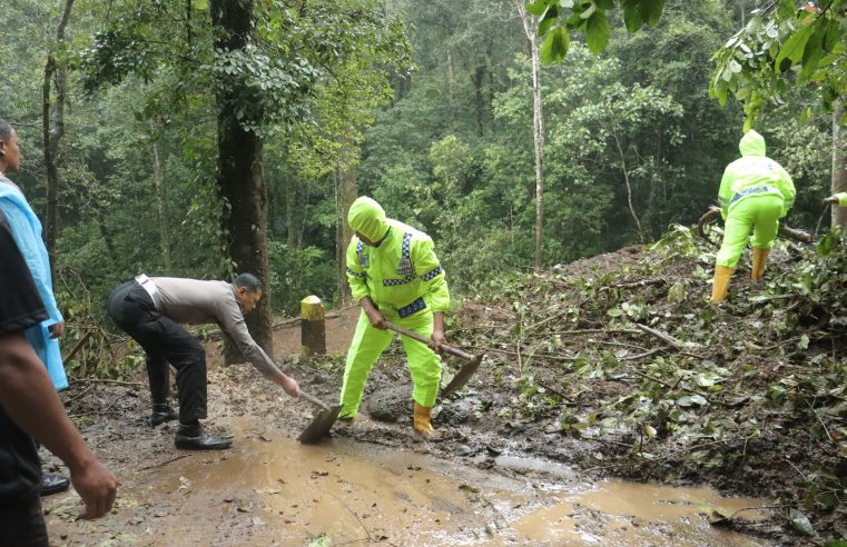 Gotong Royong Polisi Bersama TNI & BPBD Tangani Longsor di Pacet Mojokerto Jatim