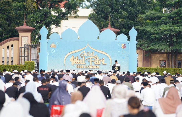 Wakapolri Komjen Ahmad Dofiri dan PJU Polri Laksanakan Salat Ied di Lapangan Bhayangkara