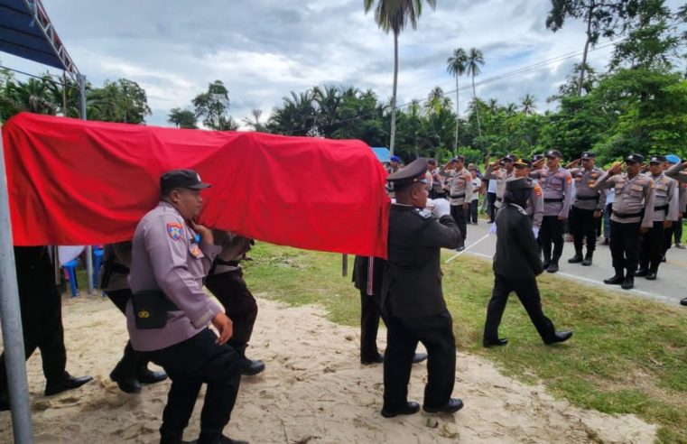 Beri Penghormatan Terakhir, Polres Maluku Tengah Gelar Upacara Pemakaman Aipda Anumerta Husni Abdullah
