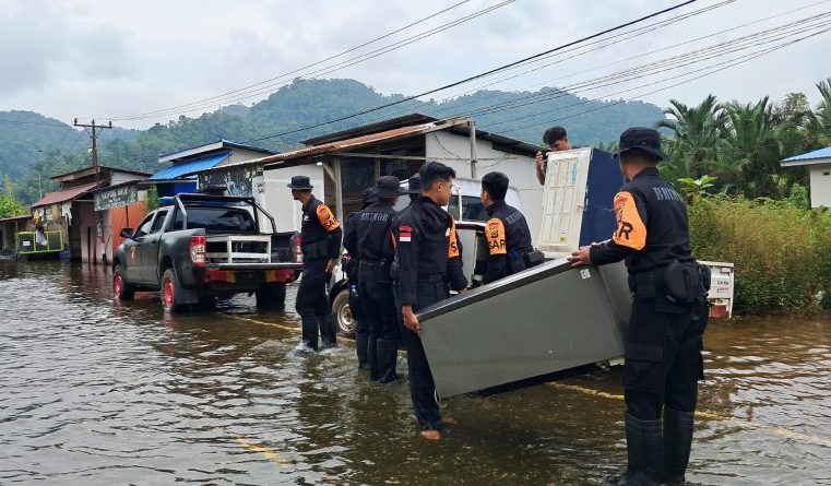 SAR Brimob Sulteng Bantu Warga Terdampak Banjir di Desa Bunta Morowali Utara