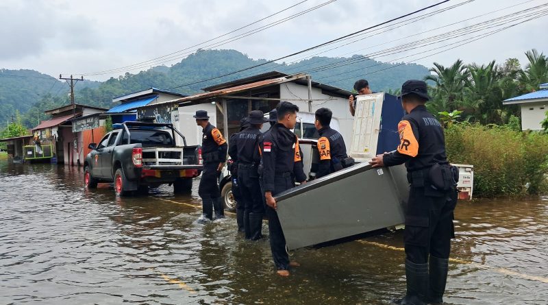 SAR Brimob Sulteng Bantu Warga Terdampak Banjir di Desa Bunta Morowali Utara