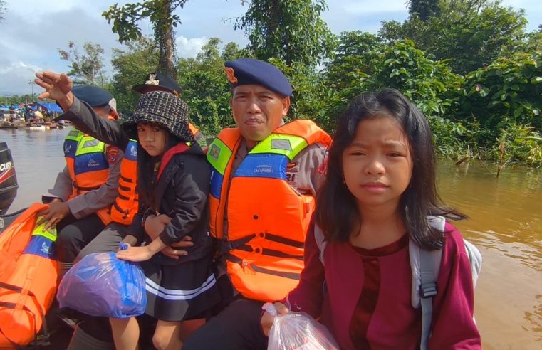 Personil Brimob Sultra Evakuasi Warga Terdampak Banjir di Desa Linomoyo, Konawe Utara