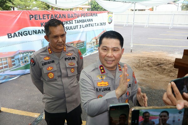 Kapolda Irjen Pol Roycke Harry Langie  Letakkan Batu Pertama Pembangunan Konstruksi Tambahan Bangunan Polda Sulut