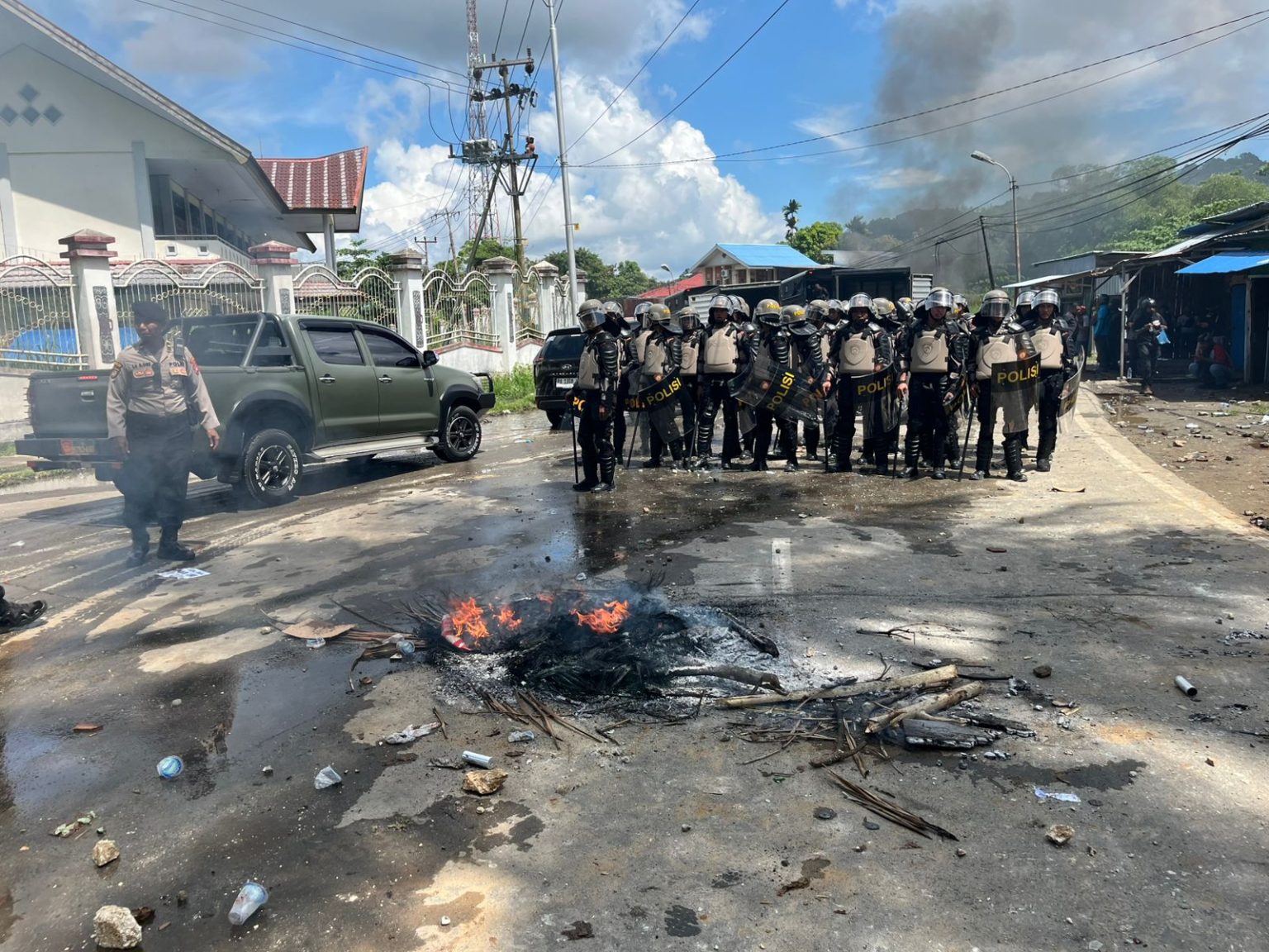 Kapolresta Jayapura Kota “Aksi Demo Hari Ini Tak Berijin & Berujung Ricuh, 4 Personil Jadi Korban, 1 Unit Truck Polri Hangus Dibakar”