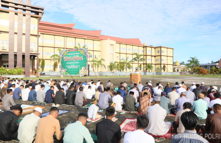 Polda Papua Barat Gelar Sholat Idul Adha di Halaman Mapolda Serta Bagikan Daging Kurban Pada Masyarakat & Personil