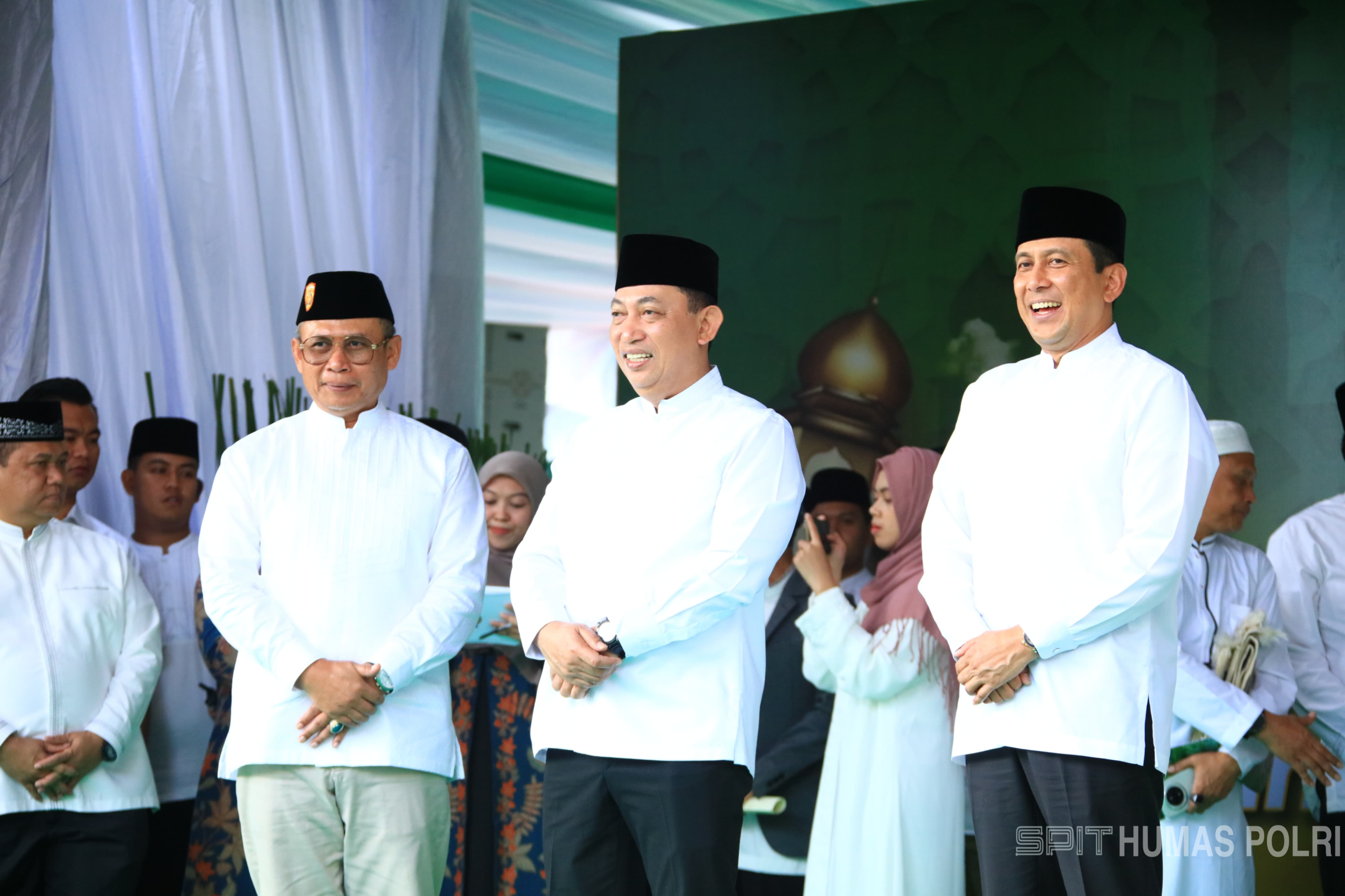 Kapolri Jenderal Listyo Serahkan 9.648 Ekor Hewan Kurban Untuk Masyarakat