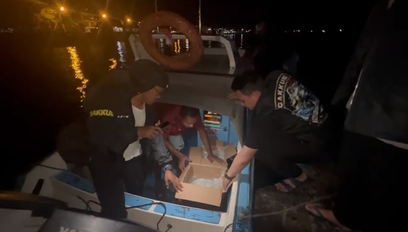 Tim Penyidik Ditpolairud Polda Malut Tangkap Puluhan Kantong Cap Tikus di Perairan Ternate