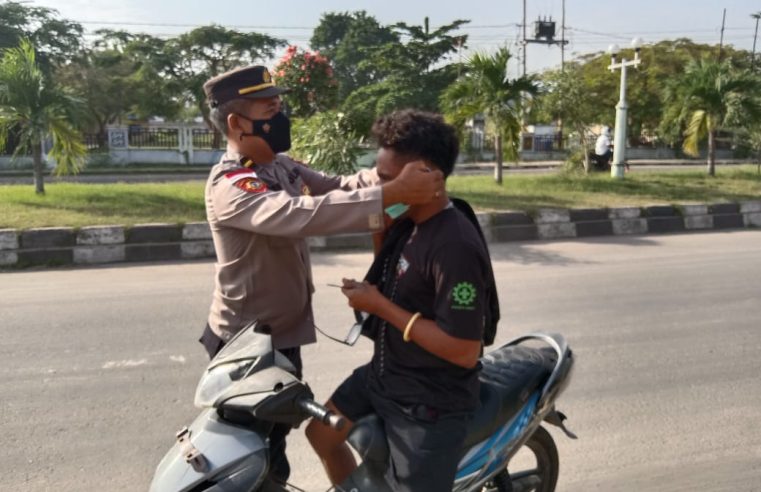 Peduli Dampak Erupsi Gunung Lewotobi Laki-laki, Polsek Alok Bagikan Masker Kepada Warga di Sikka