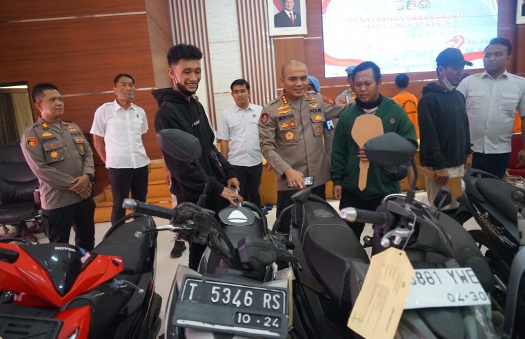 Sambut Hari Bhayangkara ke-79, Polres Metro Bekasi Serahkan 10 Unit Sepeda Motor Hasil Kejahatan Kepada Pemiliknya