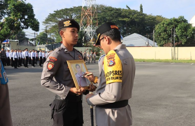Kapolres Lombok Tengah Pimpin Upacara PTDH 1 Anggota Tak Disiplin & Apresiasi 14 Personil Berprestasi