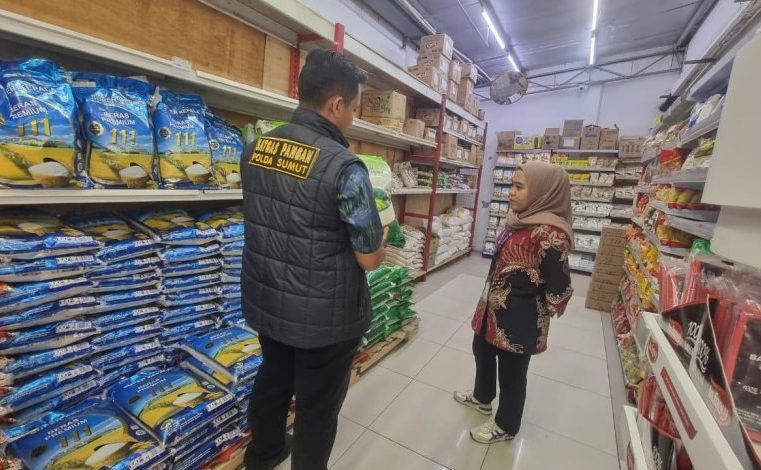 Personil Ditreskrimsus Polda Sumut Sidak Swalayan di Medan, Telusuri Dugaan Penjualan Beras Tak Sesuai Mutu