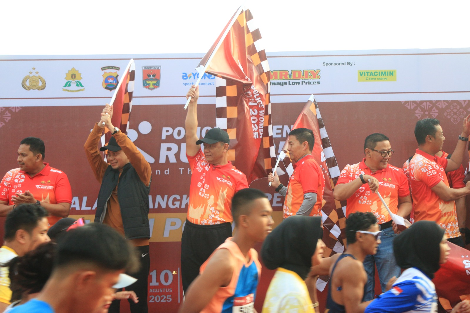 Dalam Rangka Hari Jadi Polwan ke 77, Kapolda Sumbar Lepas Ribuan Peserta Police Women Run 2025 di Jam Gadan