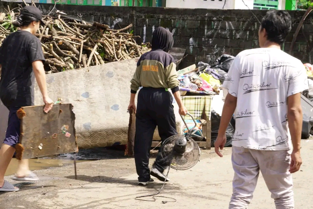Polres Bitung Sigap Atasi Banjir, Personel Gabungan Turun ke Lokasi Bencana