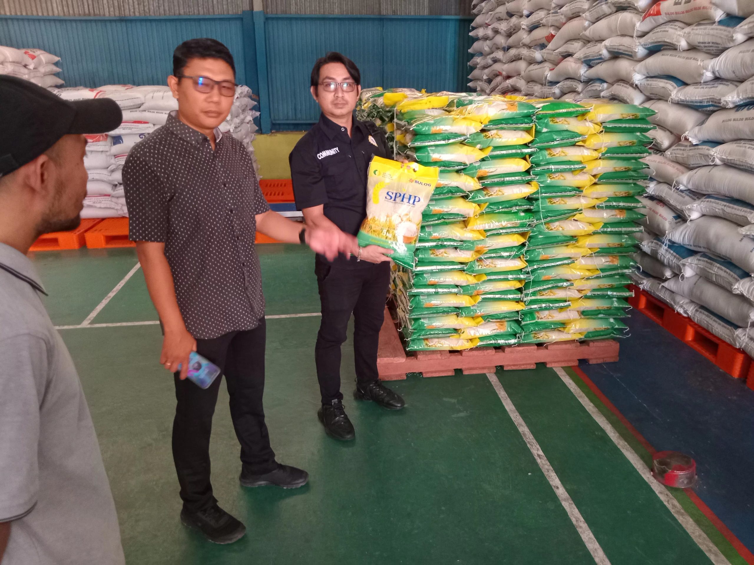 Pastikan Stok Aman, Personil Polres Paser Cek Stok Beras di Gudang Bulog