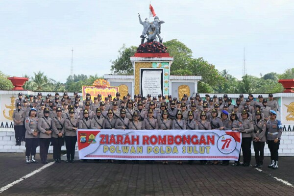Mengenang Jasa Pahlawan, Polwan Polda Sulut Laksanakan Ziarah dan Tabur Bunga