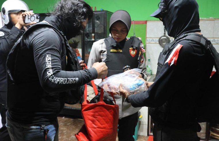 Rumah di Desa Serading Digerebek, Polres Sumbawa Amankan Barang Bukti Narkoba Senilai Ratusan Juta