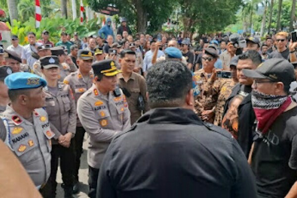 Gabungan TNI-Polri Amankan Aksi Damai di Depan Kantor DPRD Kota Bitung