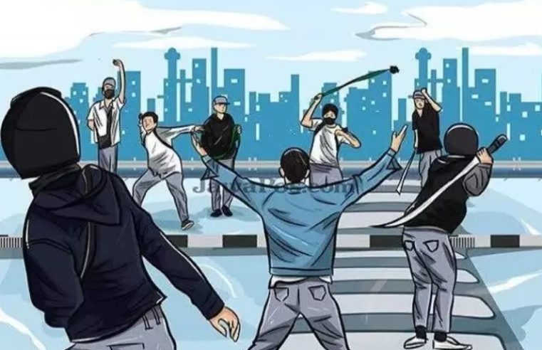 Tawuran Remaja di Surabaya Berakhir dengan Penangkapan 4 Tersangka, Senjata Tajam dan Bom Molotov Disita