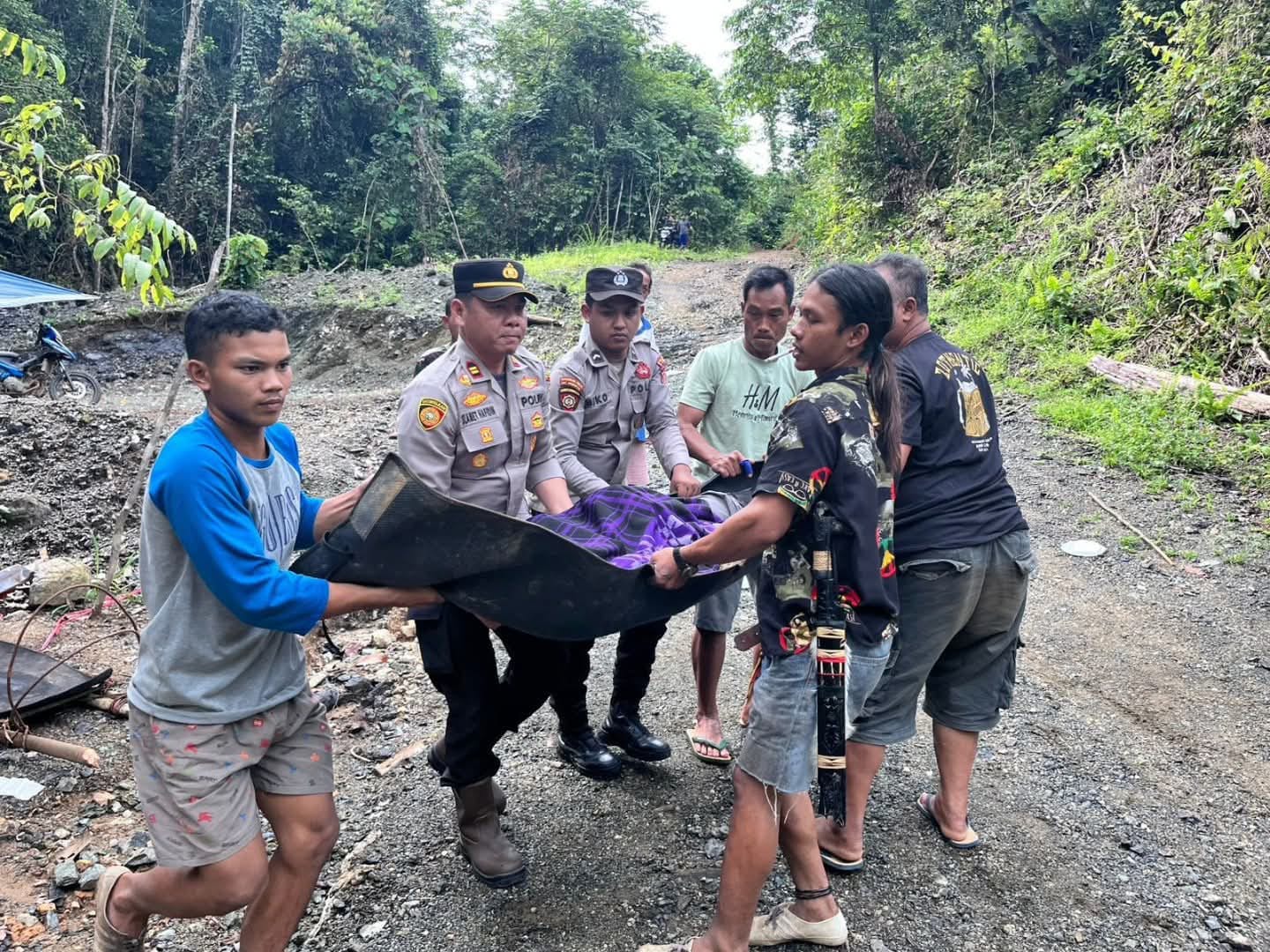 Polisi Bersama Warga Evakuasi Jasad  MWA Meninggal Dunia Akibat Serangan Jantung Menuju Air terjun di Paser